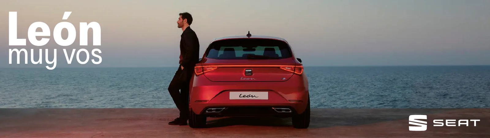 SEAT León frente al mar