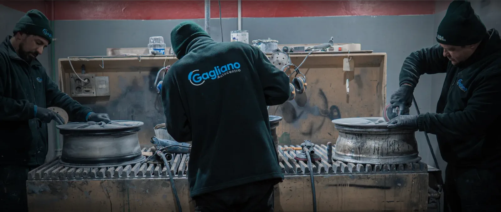 El equipo de Gagliano restaurando llantas