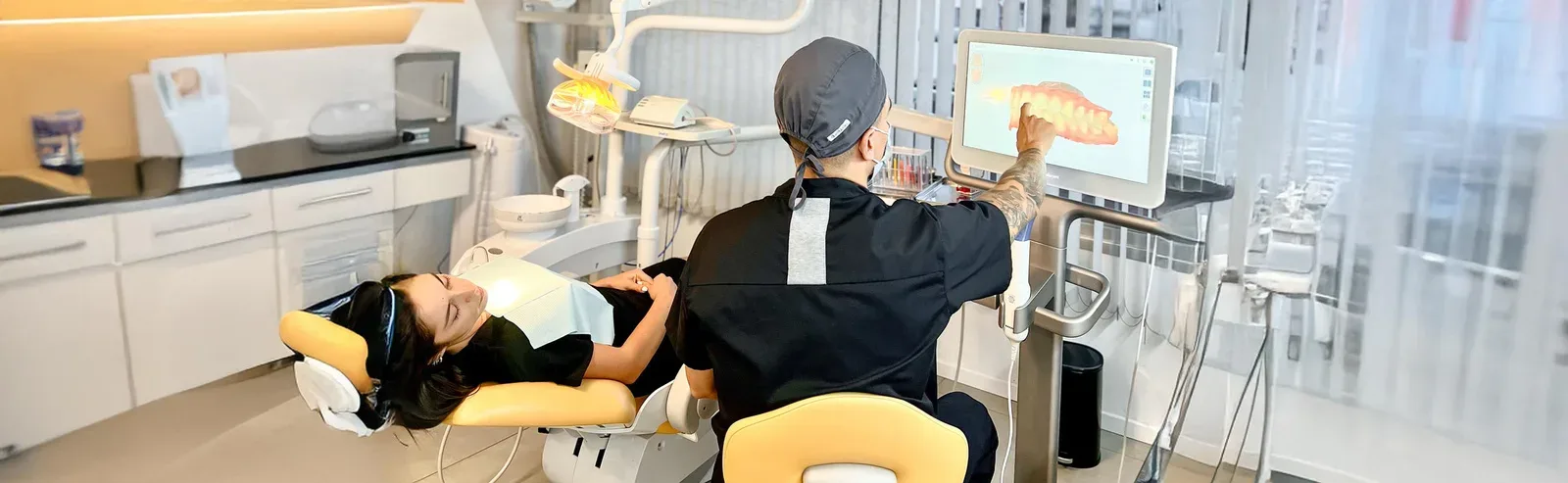 Odontología Lamarthée: el odontólogo atendiendo a una paciente con escáner intraoral