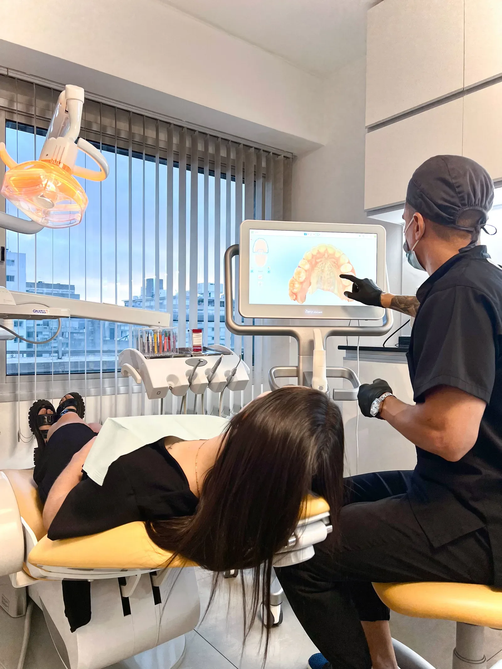 Dr. Lamarthée en el consultorio